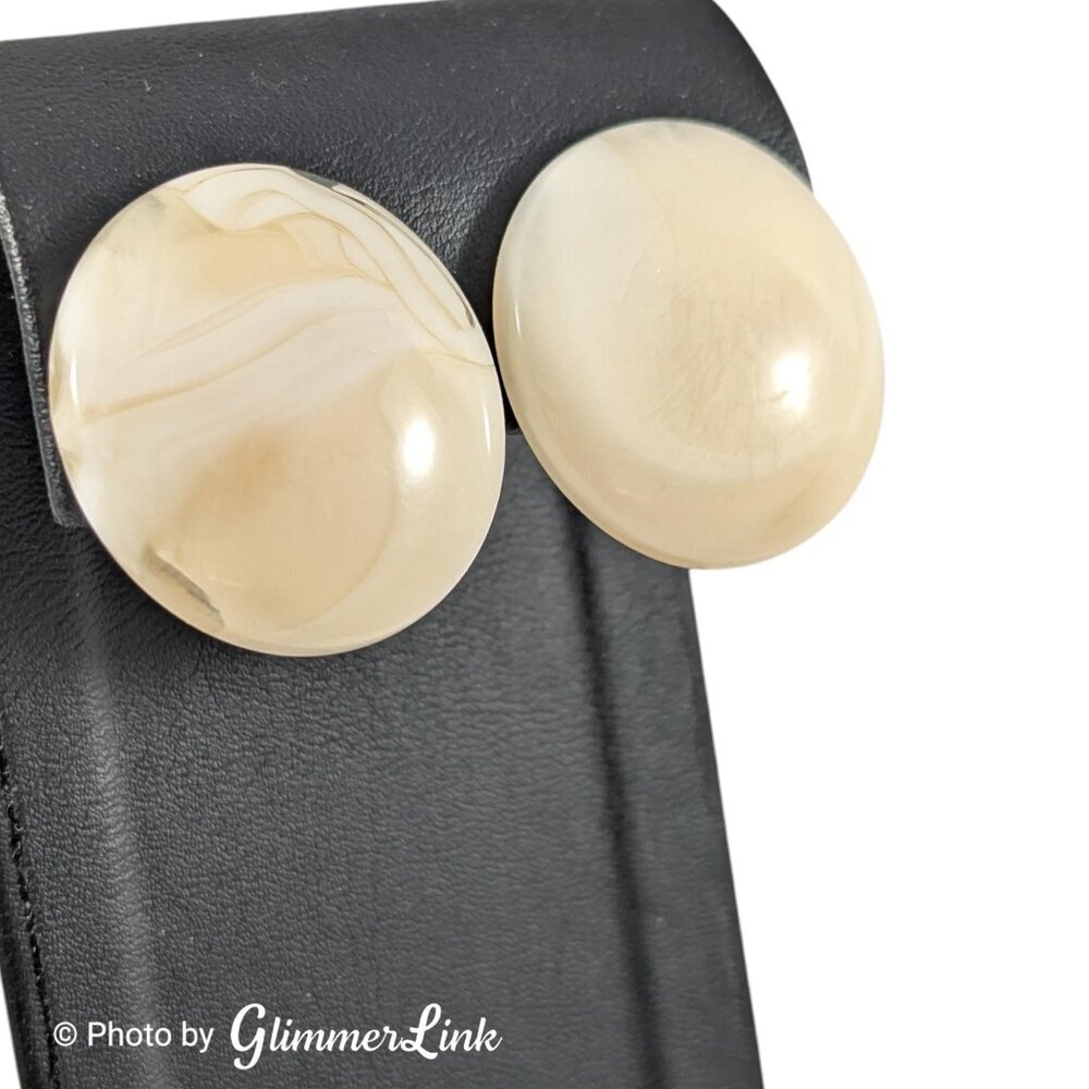 Vintage Cream Lucite Marbled Round Clip On Earrings - Picture 2 of 10
